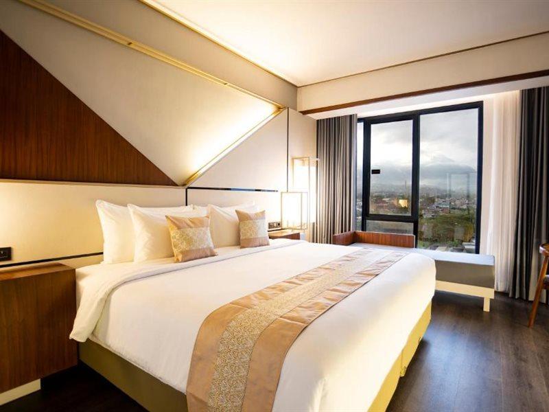 Rayz Umm Hotel Malang Exterior photo