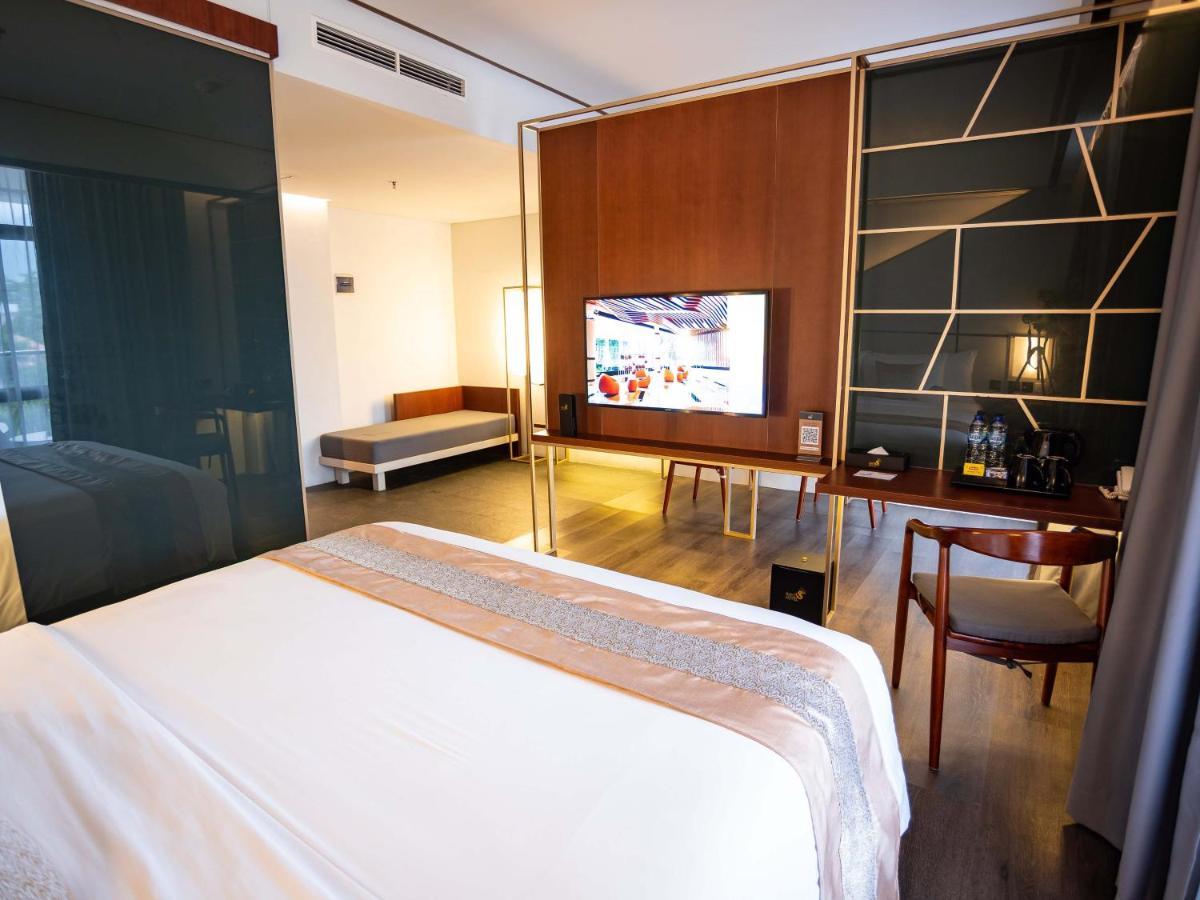 Rayz Umm Hotel Malang Exterior photo