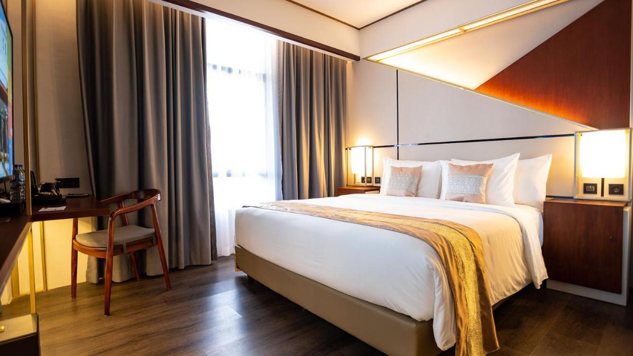 Rayz Umm Hotel Malang Exterior photo